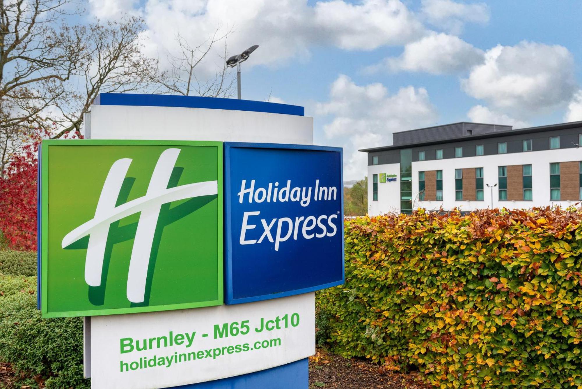 Holiday Inn Express Burnley M65 Jct 10, An Ihg Hotel Bagian luar foto